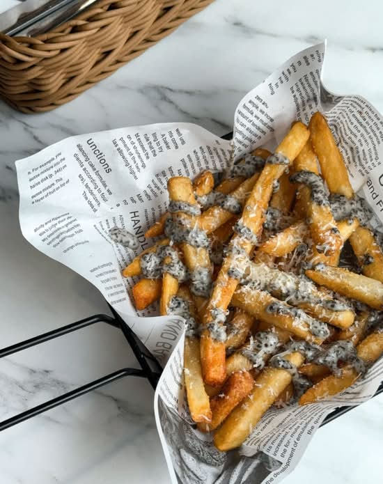 Fries with Black Truffle & Cheese 黑松露芝士薯條 / Frites au fromage et à la truffe noire